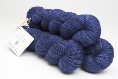 Pelotes de laine bleu nuit