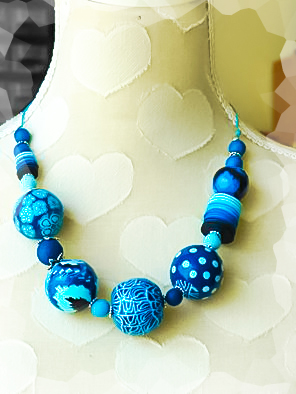 collier en boules bleues