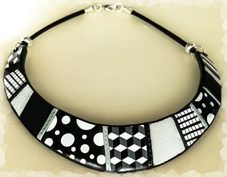 collier plaston noir et blanc