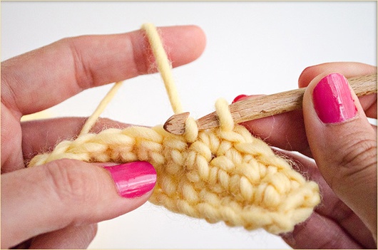 Faites un jeté et et passez le crochet au travers de la maille