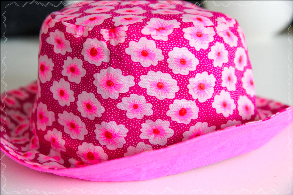 Chapeau rose à fleur