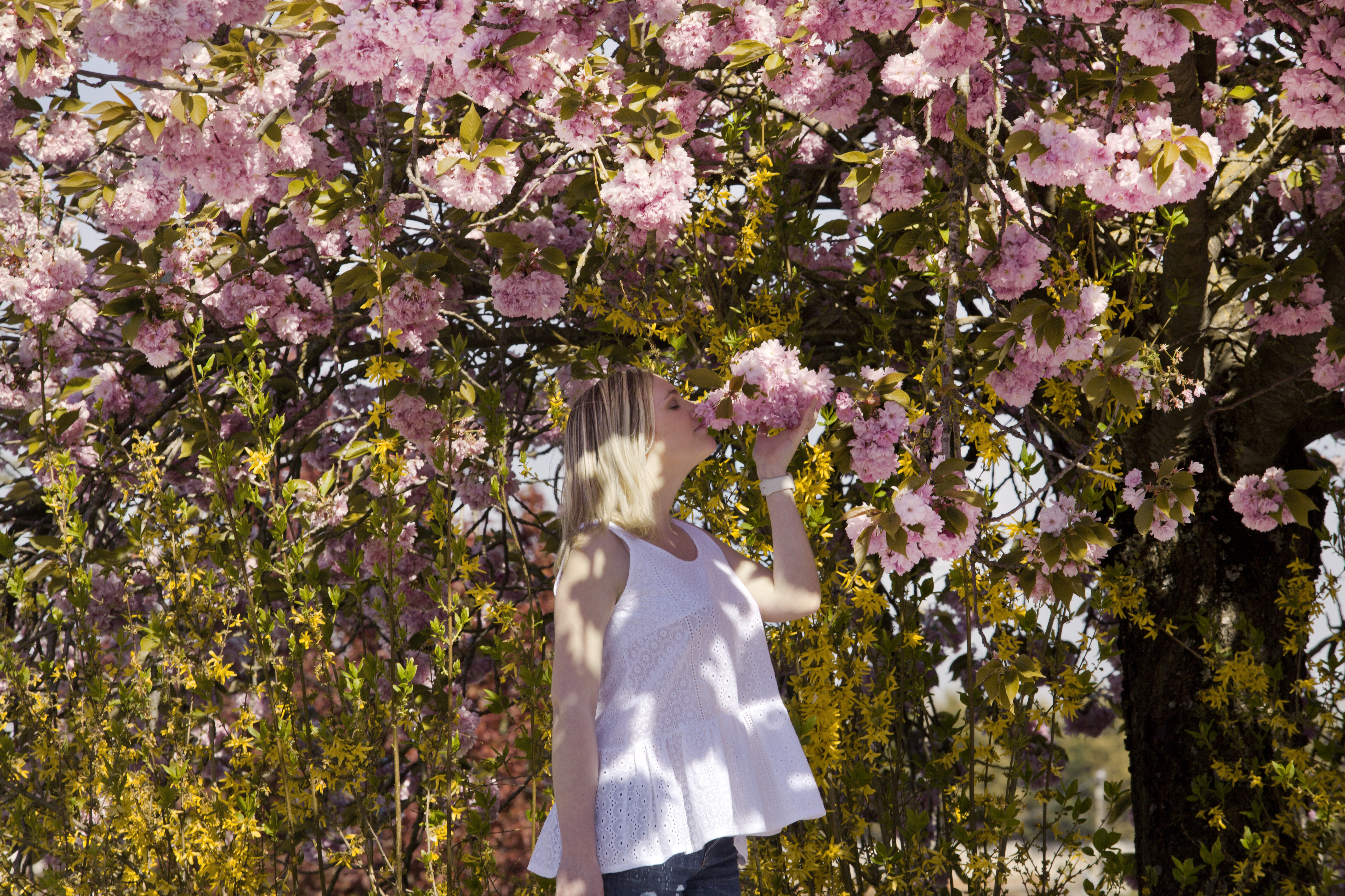 haut blanc et fleurs roses