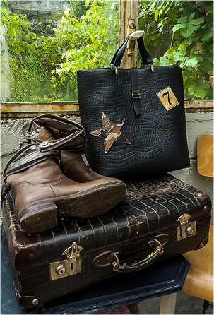 valise, bottes et sac en cuir