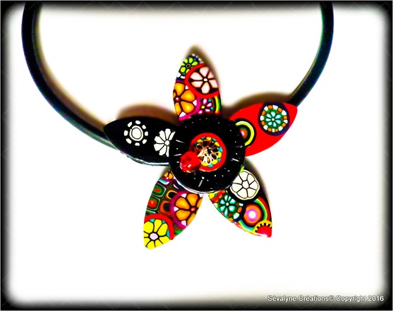 Fleur en collier colorée