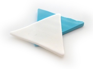  Un triangle blanc est superposé sur un triangle bleu dans le sens inverse pour réaliser le corps de l'ange