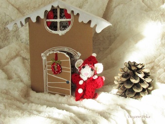 Souricette au crochet et son chalet en carton et  feutrine-Vivyane Veka pour Créapassions