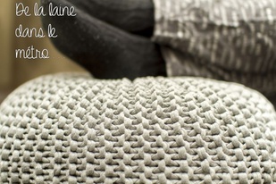 un pouf en tricot