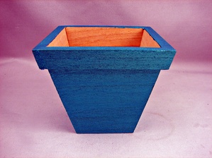 Peignez le pot en bois avec la peinture acrylique bleue turquoise.