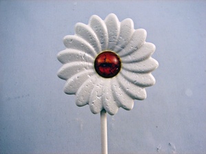 A l’aide d’une goutte de colle, placez la fleur sur le bâtonnet.