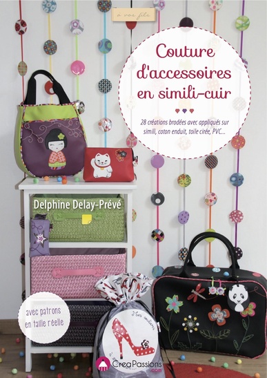 Couture d'accessoires en simili-cuir