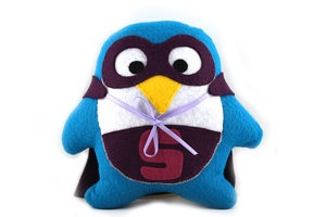Le doudou Super Pingouin bleu à masque et cape violets