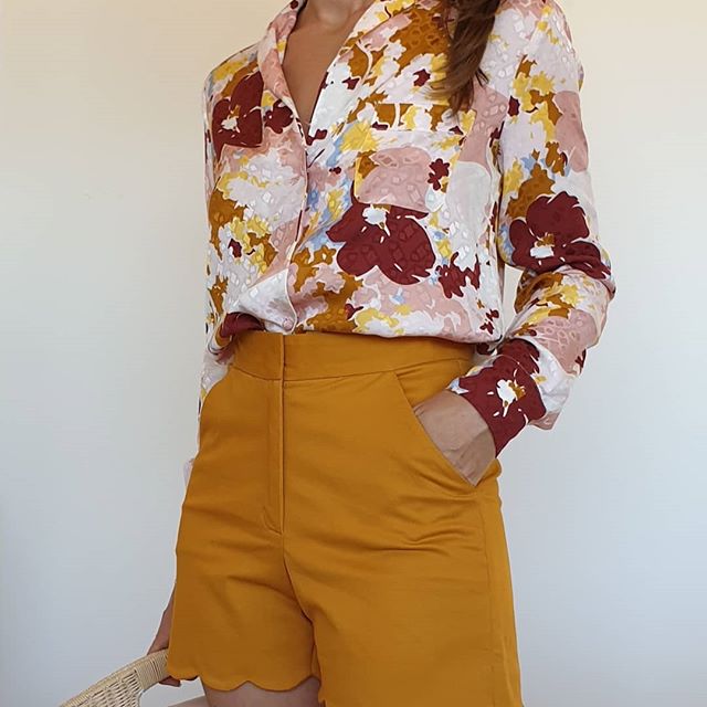 une belle chemise à fleurs de ma minimoi