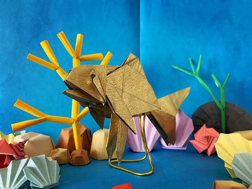 Poisson en origami de feuilles dorées